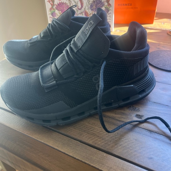 On Running Women’s Black Athletic Shoes - Picture 2 of 4